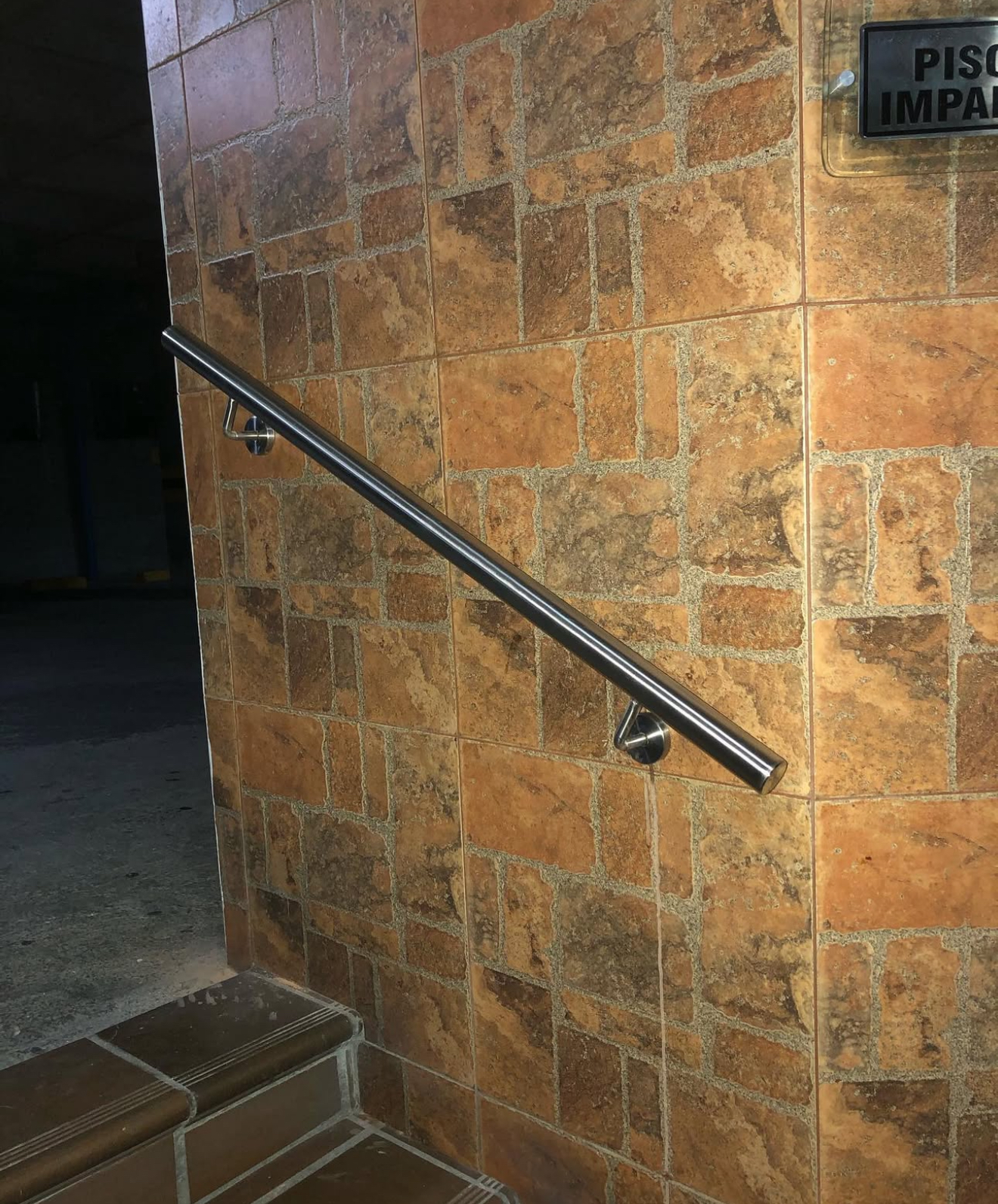 Pasamanos a pared